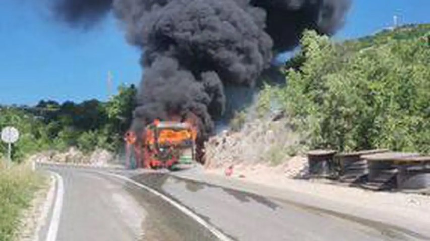 Zapalio se autobus u Dalmaciji: 'Unutra je bilo 52 djece, išli su na ekskurziju'