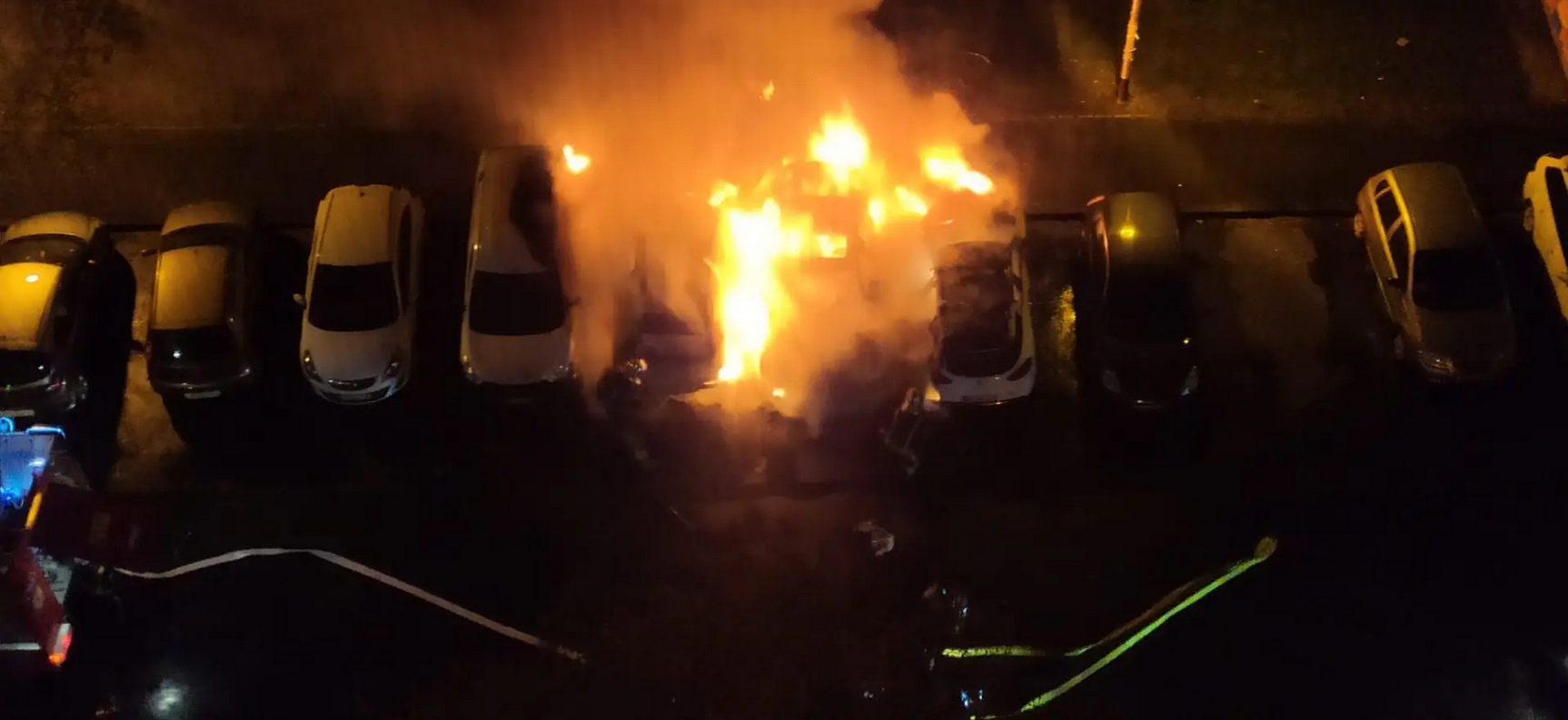 Izgorjela četiri auta: 'Taman sam se vraćao kući, jako je smrdjelo, šikljao je crni dim'