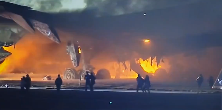 Stižu stravični prizori iz Japana: Avion planuo prilikom slijetanja, rastopio se na pisti