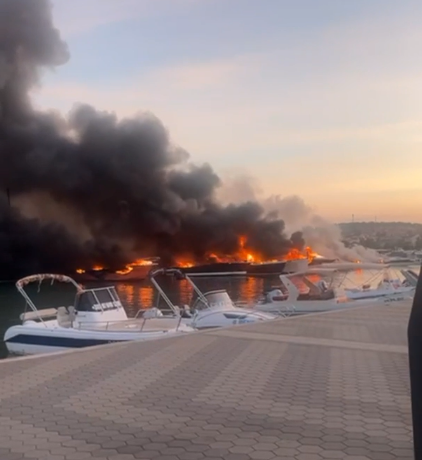 Strašna buktinja u marini u Medulinu: Vatra u potpunosti progutala najmanje 20 brodica