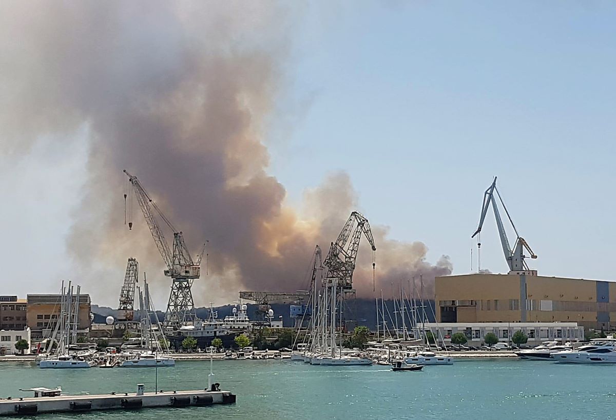 Gori na Čiovu, na terenu 90 vatrogasaca