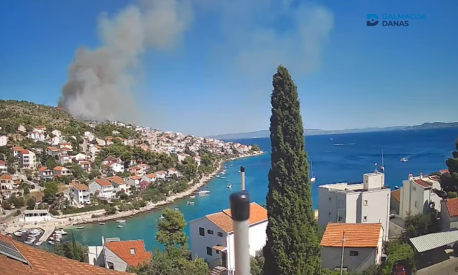 Dramatični požar na Čiovu: Intenzivna borba vatrogasaca i kanadera protiv vatre