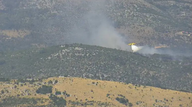 Vatrogasci i zračne snage u borbi protiv požara na području Kaštela i Istre