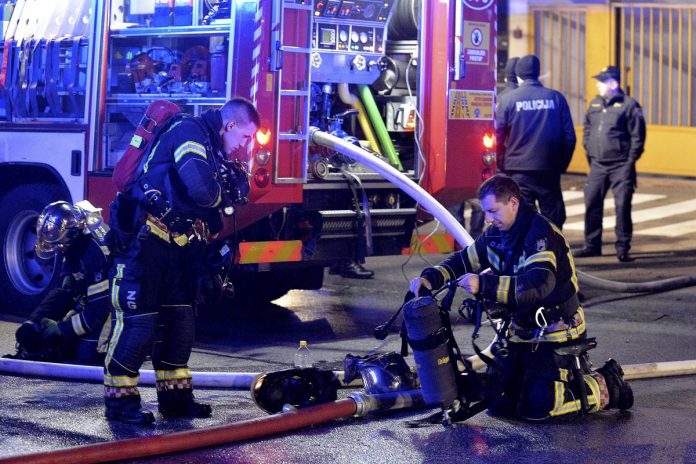 PONOVNO POŽAR U JAVNOJ GARAŽI U SPLITU! Oštećeno šest osobnih vozila