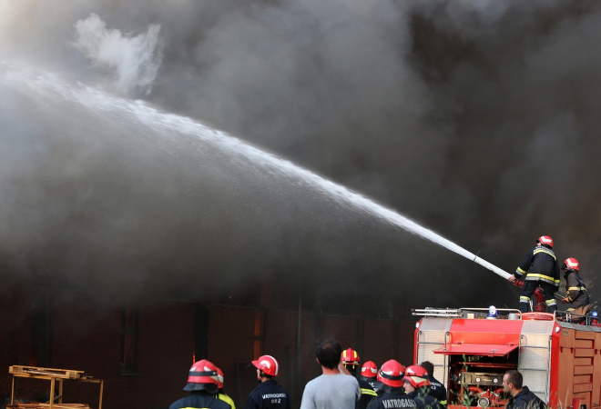TRAGEDIJA U IVANIĆU! Gorila je stambena zgrada! U stanu pronađeno beživotno tijelo muškarca