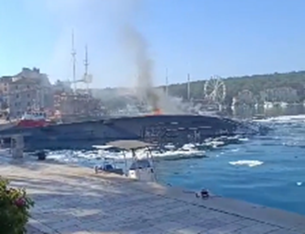 Jahta u Makarskoj koja se sinoć zapalila još gori, dio plovila potopljen