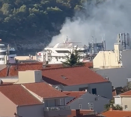 Požar na turističkom brodu u Makarskoj: Dvoje ozlijeđenih, gust dim uznemirio prolaznike