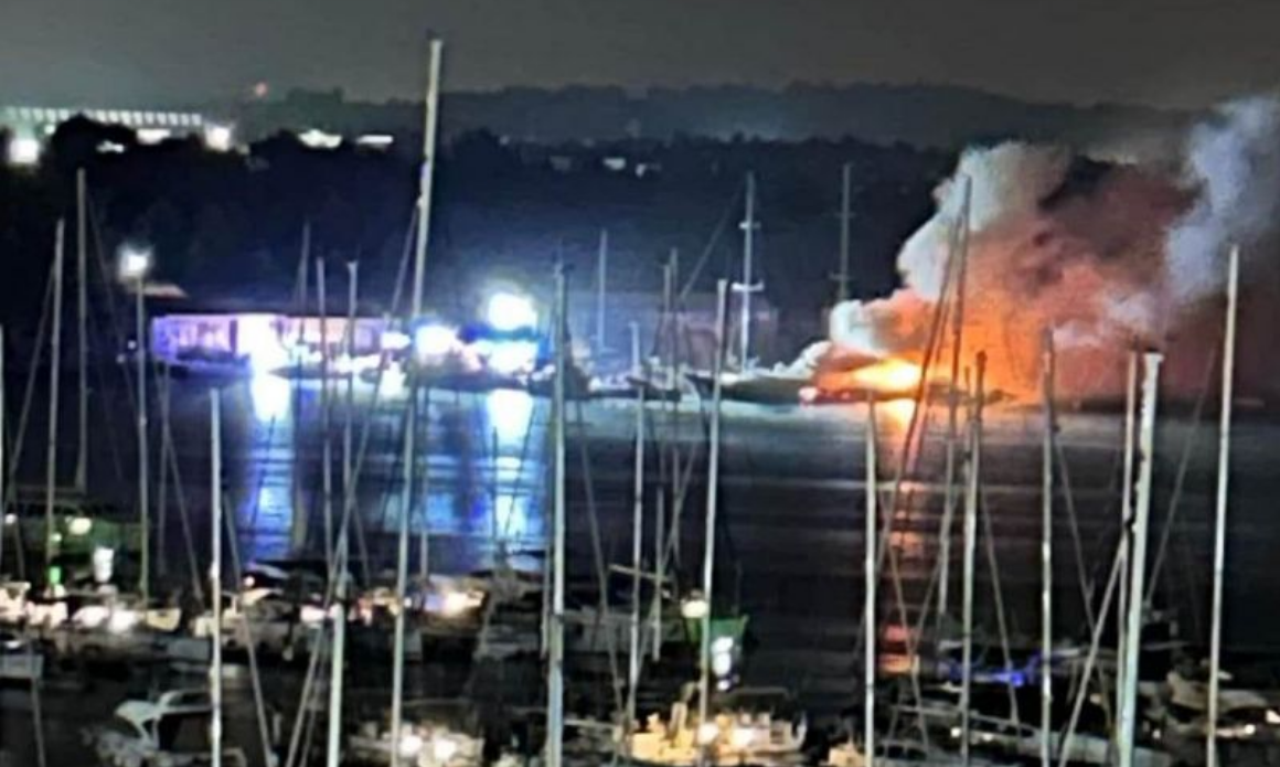 Munja izazvala požar na luksuznom jedrenjaku u šibenskoj uvali