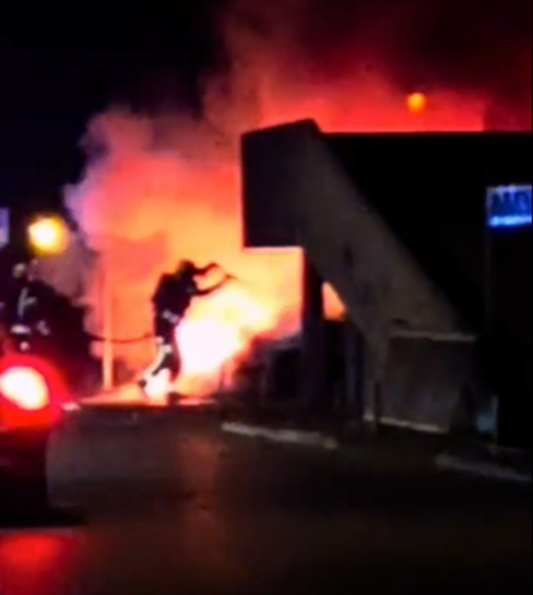 Noćni požar u Novom Zagrebu progutao kamp prikolicu i BMW, oštećen još jedan automobil