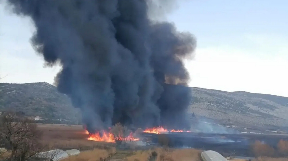 Buktinja kod Metkovića: 'Gori 20 hektara, obranili smo kuće, ali proširio se na šumu'