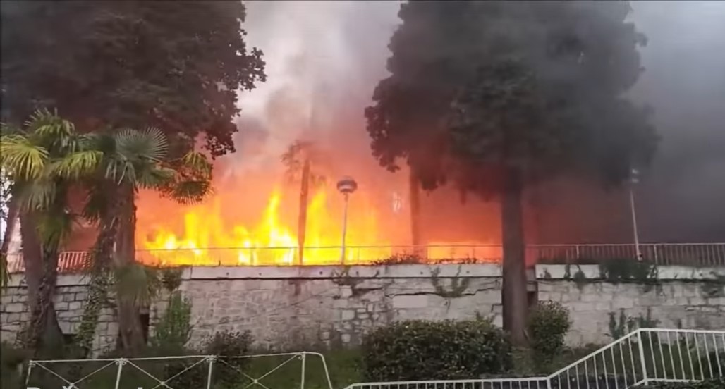 CRNI DIM NADVIO SE NAD GRADOM! Zapalio se hotel u Lovranu, stihija proždire staru zgradu