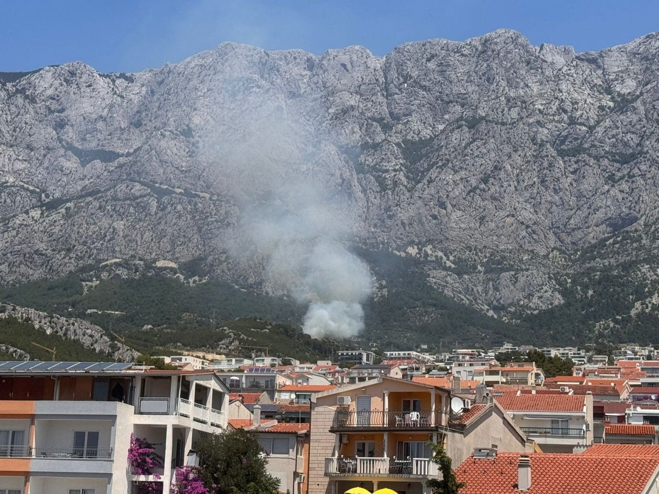 Požar iznad Makarske stavljen pod nadzor: Brza intervencija spriječila širenje vatre prema kućama