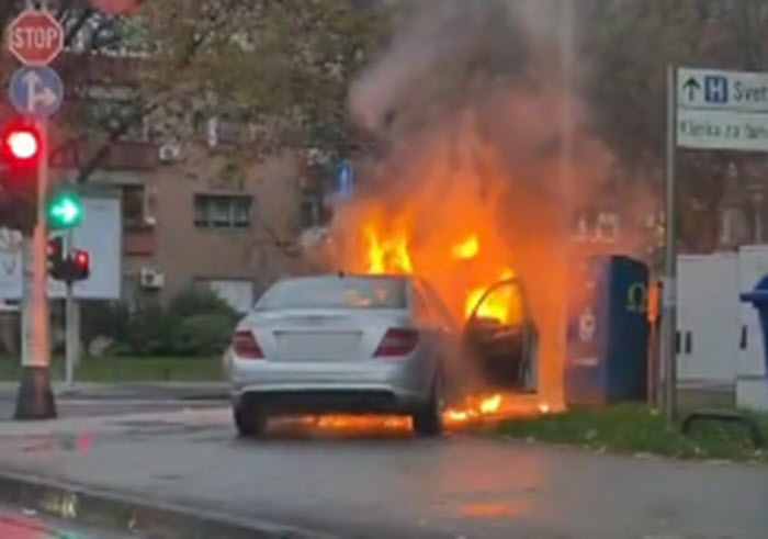 Požar zahvatio Mercedes u jutarnjoj špici na Selskoj: Brza intervencija vatrogasaca spriječila širenje vatre
