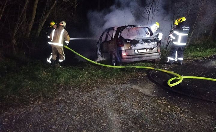 Kvar na električnim instalacijama izazvao požar automobila kod Suhopolja, šteta veća od nekoliko tisuća eura