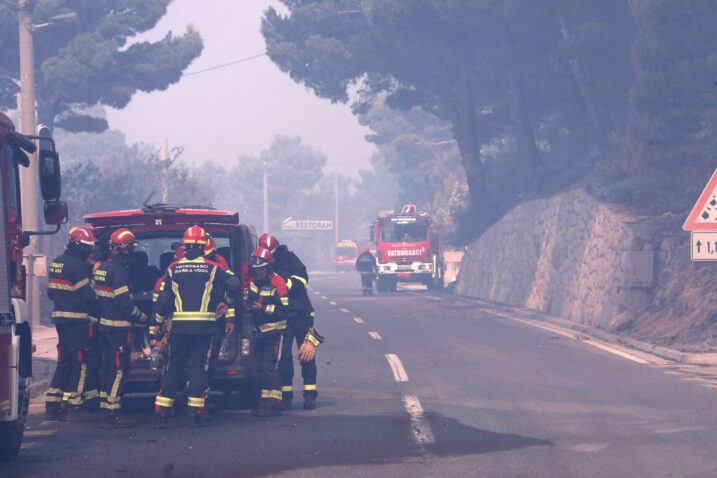 Požar kod Makarske pod kontrolom, vjetar radi probleme kod Omiša. Policija traži piromana