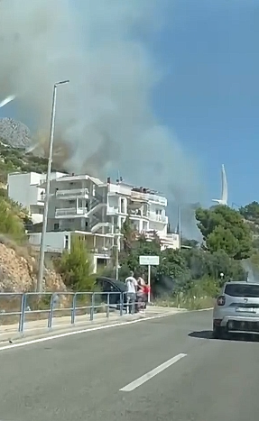 Vatrogasci u Podgori u borbi s požarom kod ulaza u grad