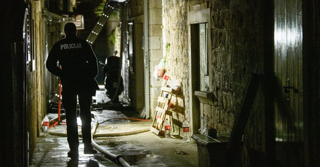 U požaru u Trogiru smrtno stradao vlasnik kuće, liječnici se bore za život žene koja je teško ozlijeđena (FOTO)