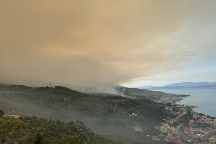 BORBA S VATROM  Popravlja se situacija na požarištima u Dalmaciji, vatrogascima u Tučepima prijeti snažan vjetar