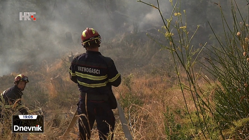 Vatrogasci u borbi s vatrom: Požari kod Tučepa, Vrsina i Dugopolja pod nadzorom