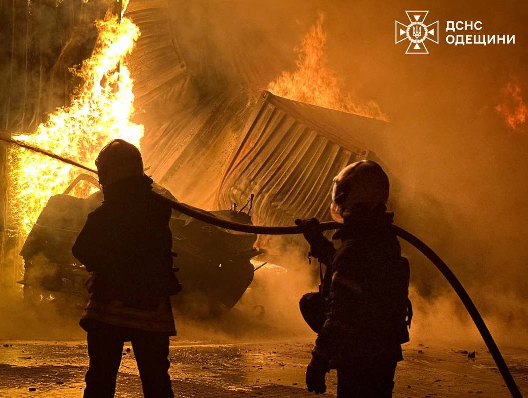 Požari u Rusiji i Ukrajini nakon noćnih dron-napada: Pogođena energetska postrojenja i luka Odesa bez struje