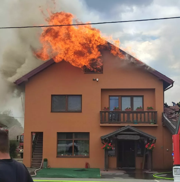 Vatrena stihija progutala Citadelu: Vlasnik i zaposlenici u suzama