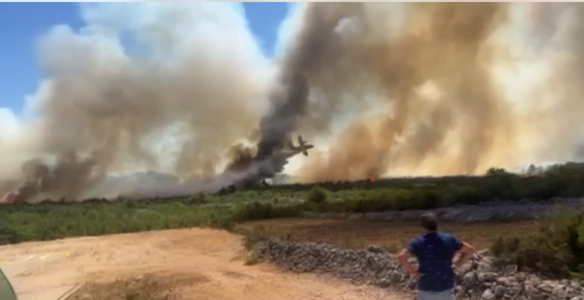 VATROGASCI IMAJU PUNE RUKE POSLA: Požar u vodičkom zaleđu, no onda je planulo i kod Boraje! U zraku su i kanaderi