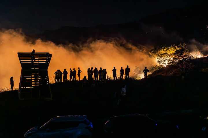 Borba s vatrom i dalje traje: Obranjene su kuće, ozlijeđen jedan vatrogasac