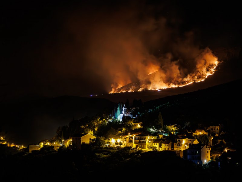 Vatrogasci jedva obranili kuće: Pogledajte kako je noćas izgledao pakao na terenu