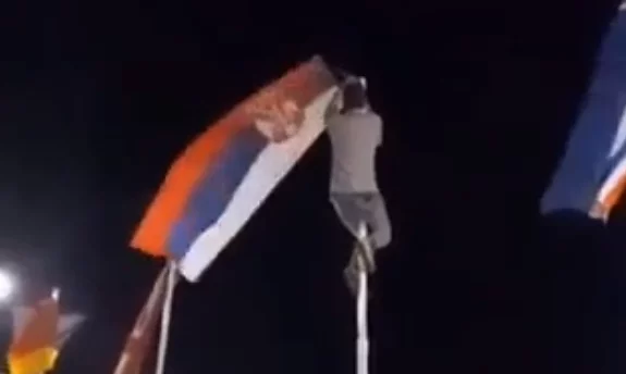 KAZNENO PRIJAVLJENI MLADIĆI KOJI SU SKINULI SRPSKU ZASTAVU S JARBOLA U CENTRU POŽEGE!