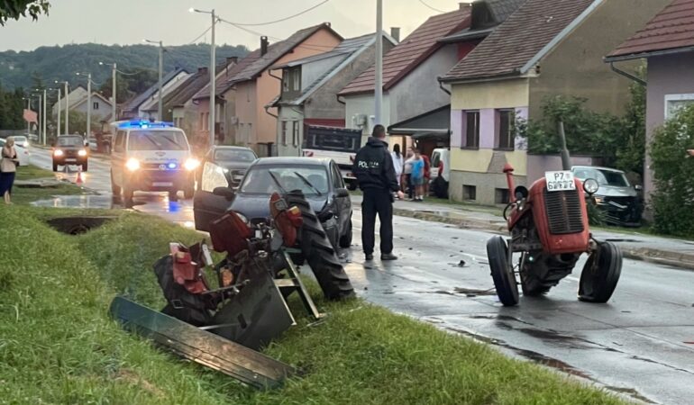 Teška prometna nesreća u Požegi, traktor prepolovljen