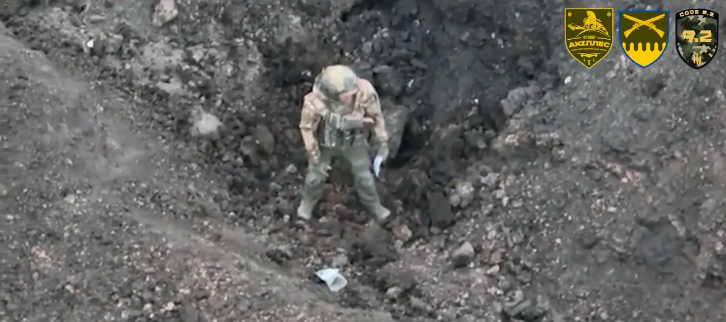 VIDEO Ruski vojnik signalizirao predaju u Bahmutu pa dronom primio poruku od Ukrajinaca