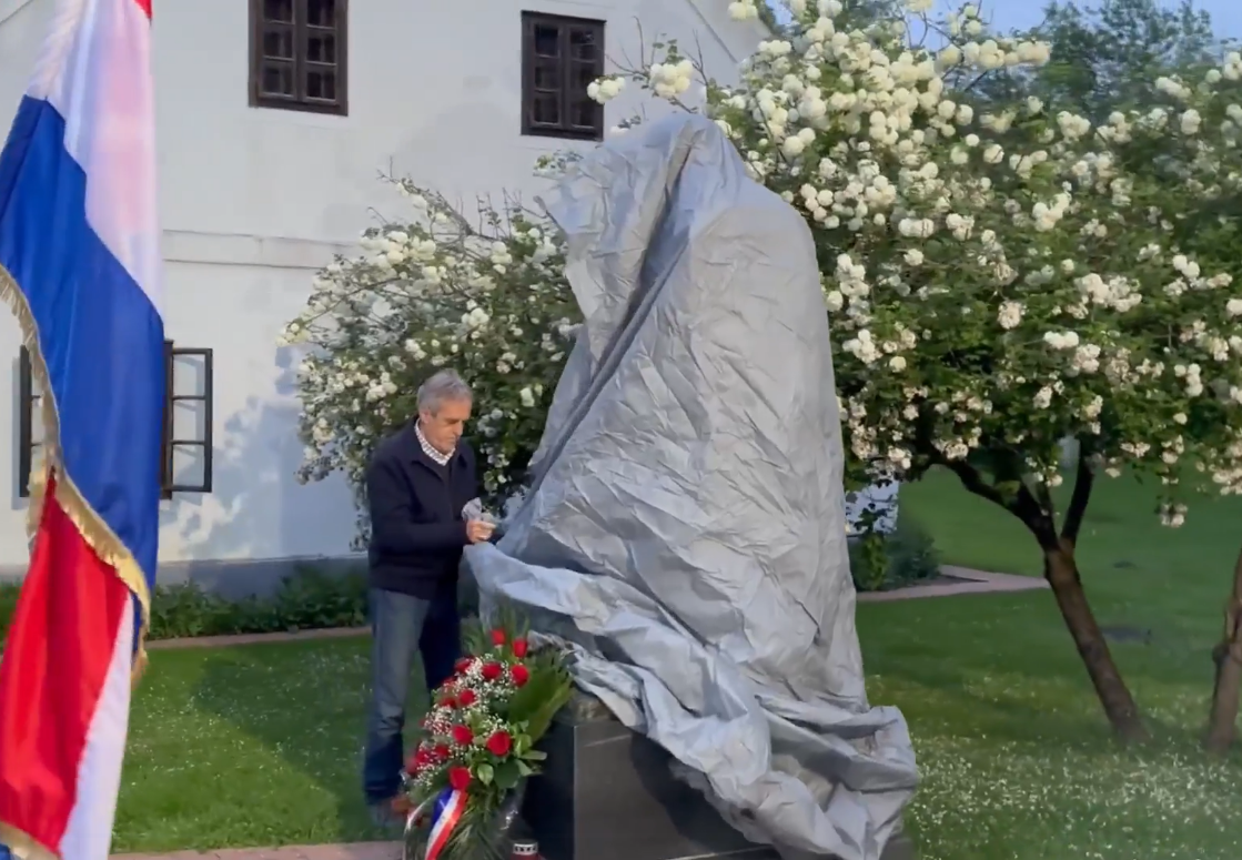 Domovinski pokret poslao jasnu poruku: Ceradom prekriven Titov kip kao simbol sjećanja na žrtve