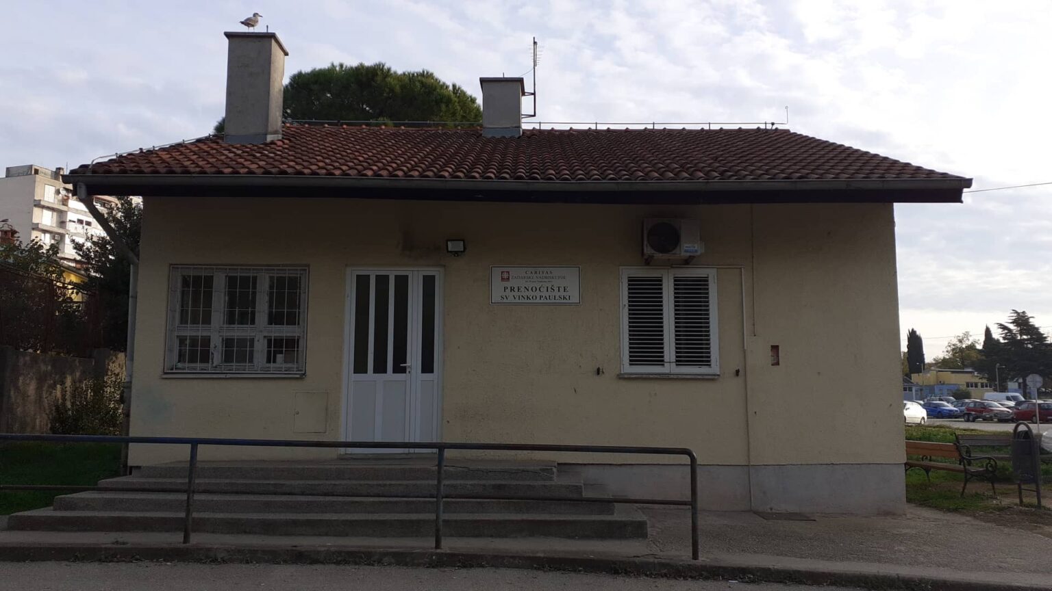 ZAŠTO JE HRVATSKI BRANITELJ I DRAGOVOLJAC OSTAO BEZ PRENOĆIŠTA U ZADARSKOM CARITASU?