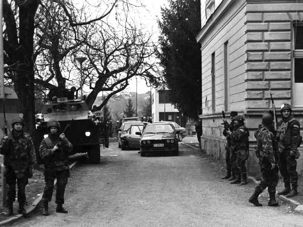 Noć s 21. na 22. siječnja 1991. godine bila je vrlo dramatična. JNA je prijetila vojnim udarom u Hrvatskoj. Ipak, u jednom gradu bilo je posebno napeto…