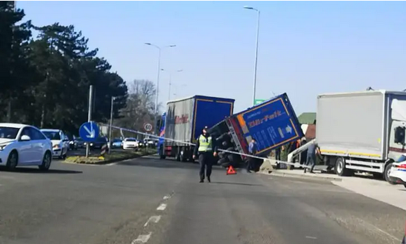 Prevrnula se prikolica kamiona u Buzinu, stvara se velika gužva
