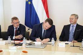UVOĐENJE EURA  Primorac i Vujčić šalju upozorenje: 'Opskrbite se gotovinom za novogodišnji vikend!'