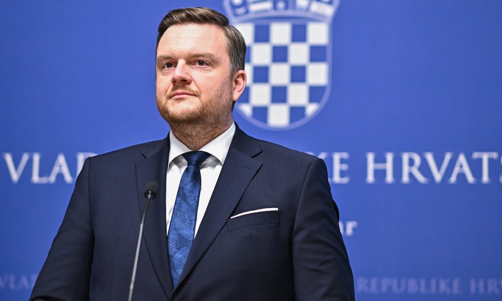 PRIMORAC REŽE  Proračunsko trošenje izvan kontrole? Provjerili smo gdje bi moglo biti oštrih rezova