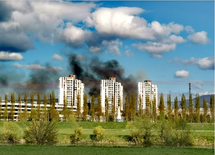 BUKNUO VELIK POŽAR NA ZAGREBAČKOM PRISAVLJU! Na teren žurno izašlo sedam vatrogasnih vozila: ‘Ovo grdo gori’