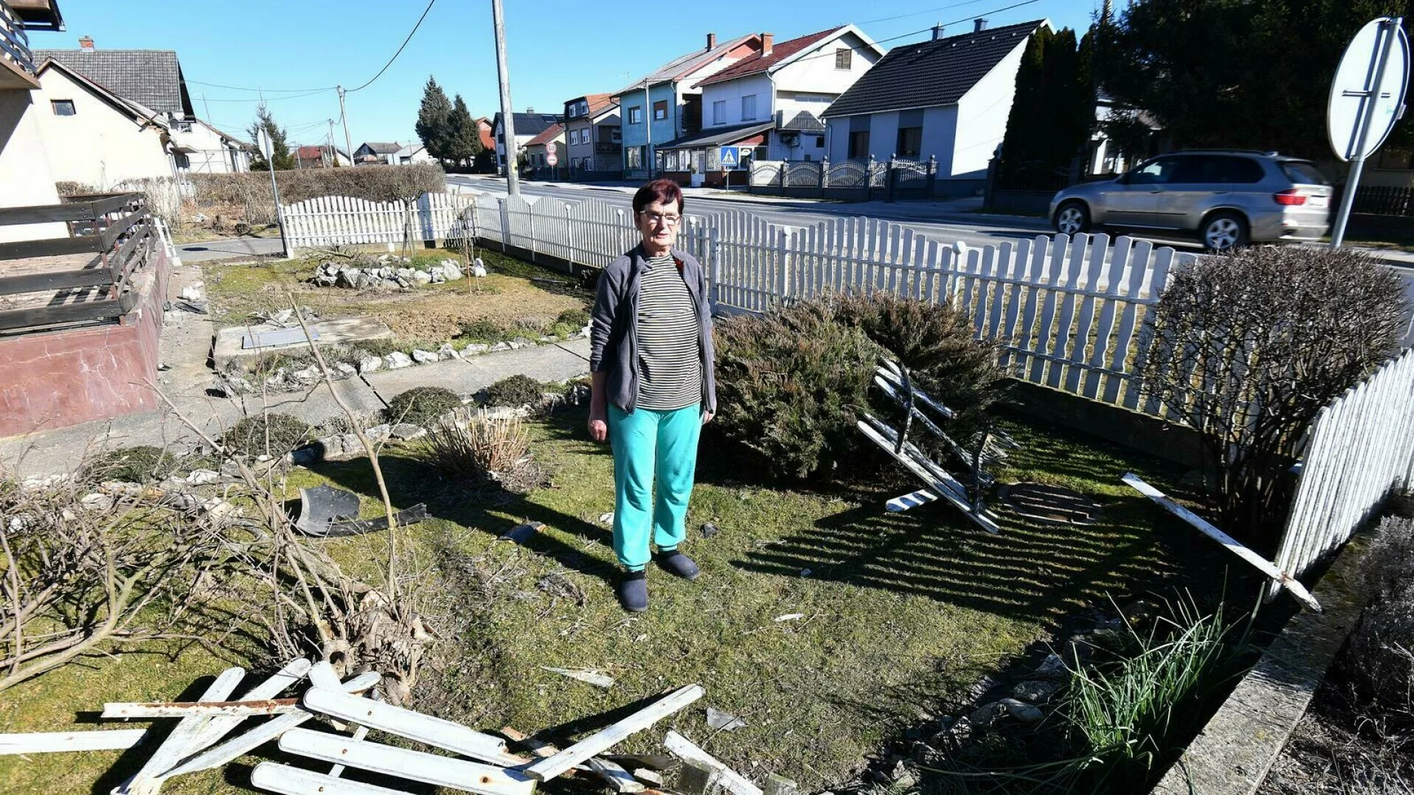 Pijani 26-godišnjak od vozača postao pilot: Proletio kroz dvorište i završio na krovu kuće