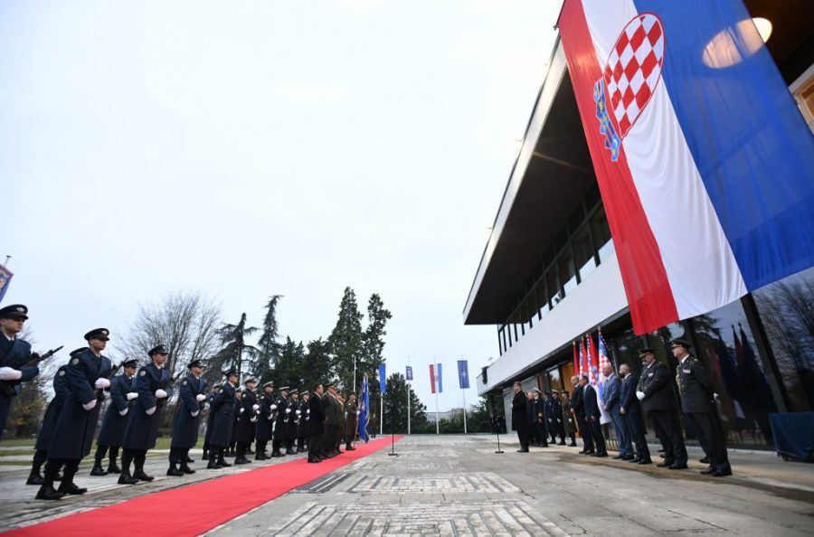 Milanović vukovarskim braniteljima uručio izvanredna promaknuća