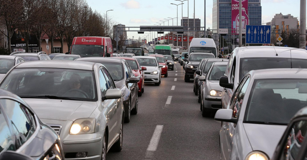 HAK: Oprez! Ceste su vlažne i skliske u većem dijelu zemlje, ima i magle