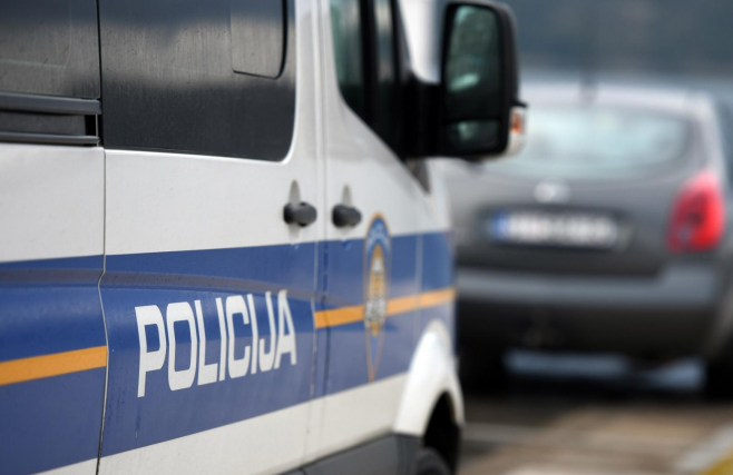 MERCEDESOM NALETIO NA DVIJE DJEVOJČICE: Udario ih prednjim dijelom automobila pa ih odbacio na asfalt