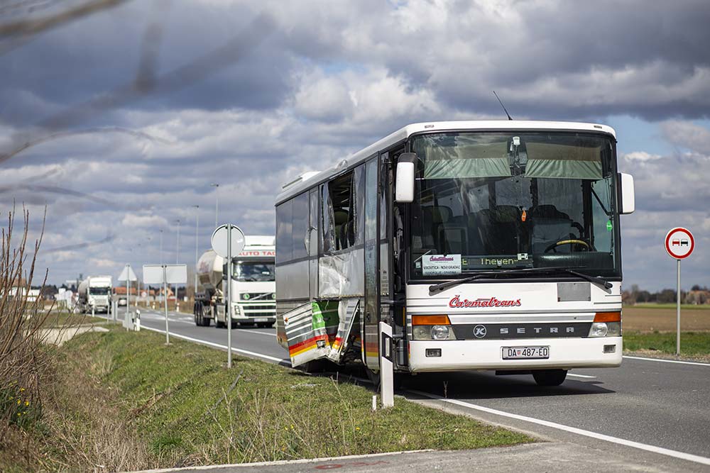 Kamion oduzeo prednost i udario u autobus pun školaraca