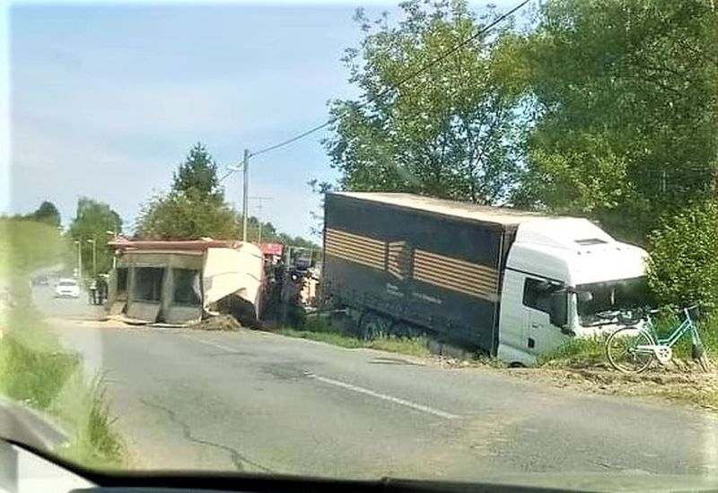 Kamionom kod Bjelovara sletio s ceste u kanal, prikolica se prevrnula na bok