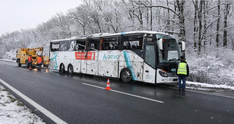 PROMETNA NESREĆA Kod Jastrebarskog prevrnuo se autobus, ozlijeđena su dva vozača i šest putnika