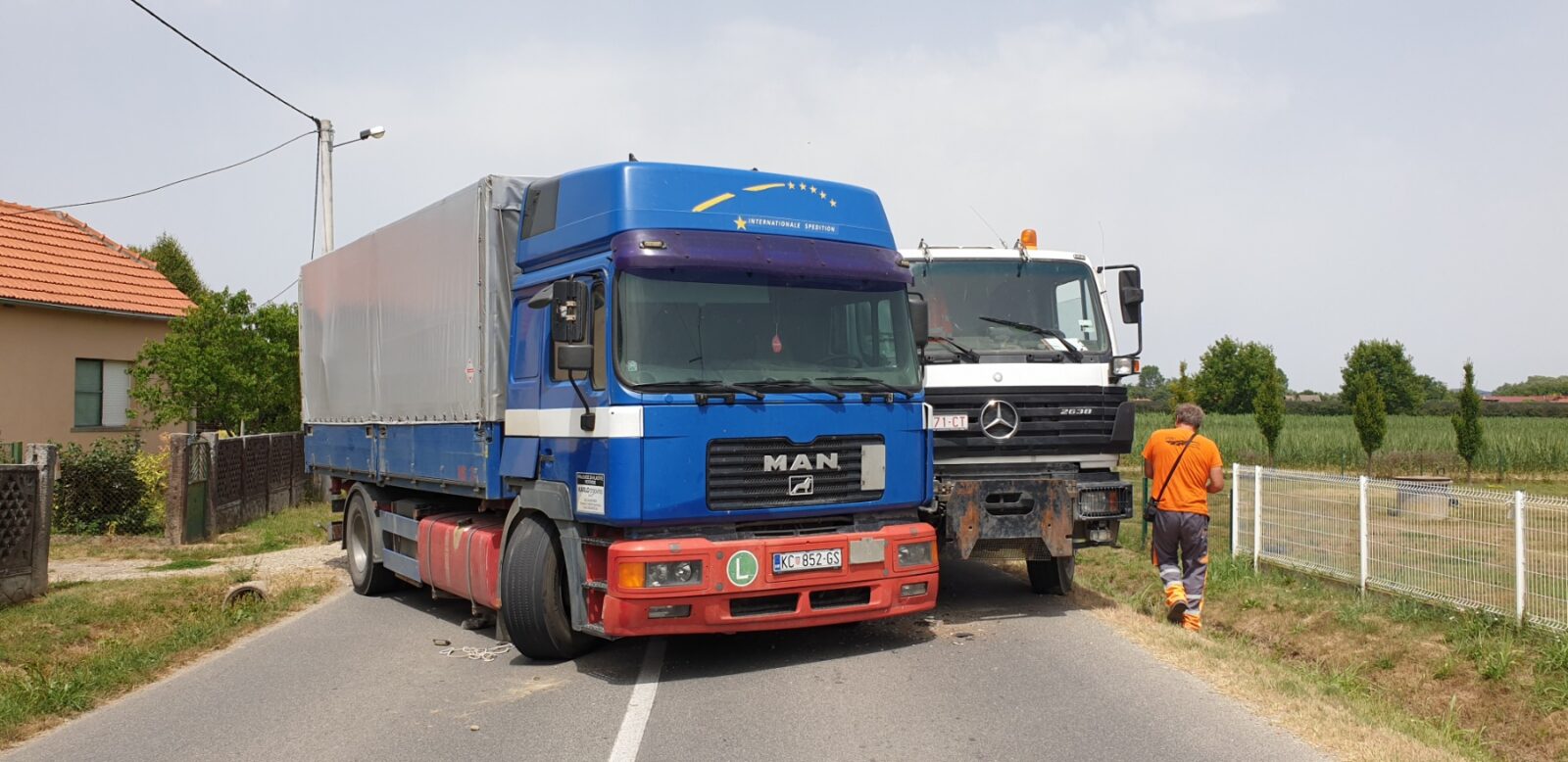 Traktor s prikolicom završio u grabi, sudar dva kamiona zapriječio prolaz prometnicom