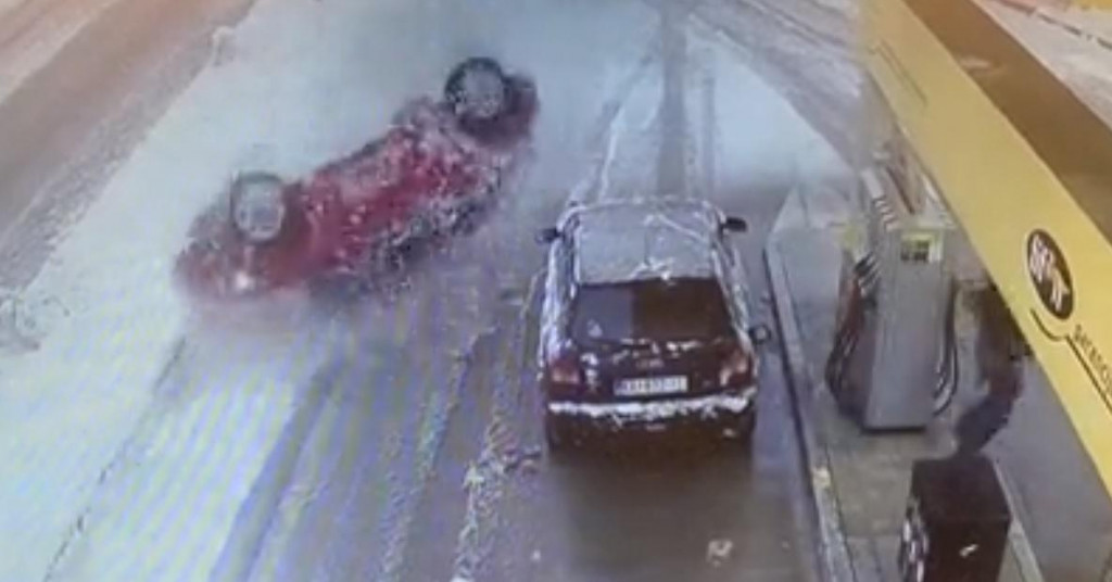 Pijani vozač automobilom doslovno proletio kroz benzinsku, kupac se spasio u zadnji čas