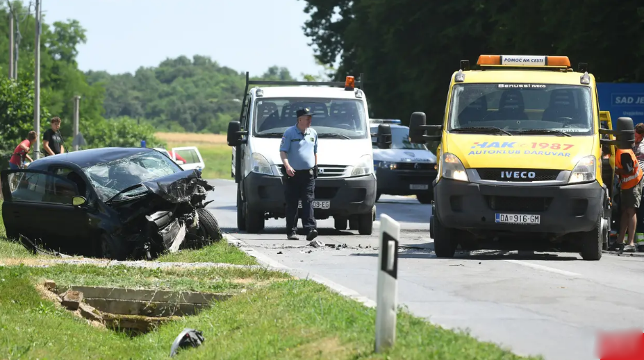 Troje ozlijeđenih u sudaru kod Daruvara, jedan automobil potpuno izgorio nakon nesreće