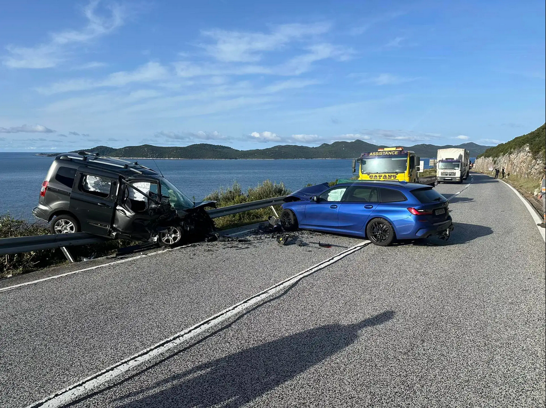 Strašan frontalni sudar na jugu Hrvatske: Nijemac je prešao u suprotan smjer. Ozlijeđen Hrvat