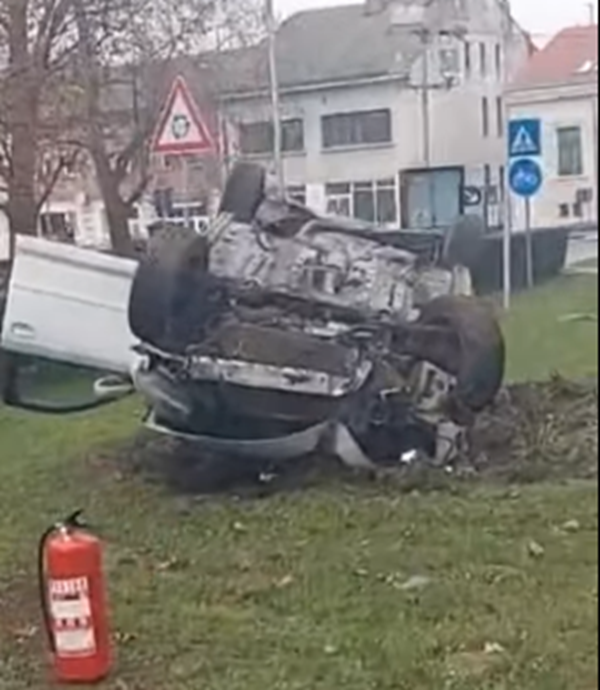 Audi završio na krovu u dvorištu crkve za vrijeme mise! Ima ozlijeđenih